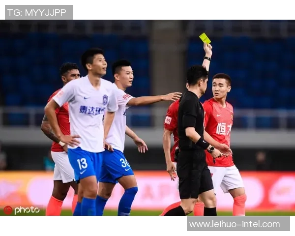 中超激战巴萨险胜巴黎红牌事件引发全场热议与争议