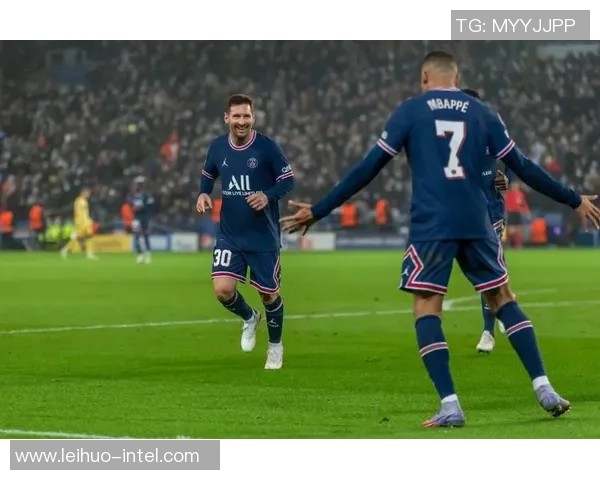 意甲激战那不勒斯凭借帽子戏法力克巴黎圣日耳曼全场沸腾